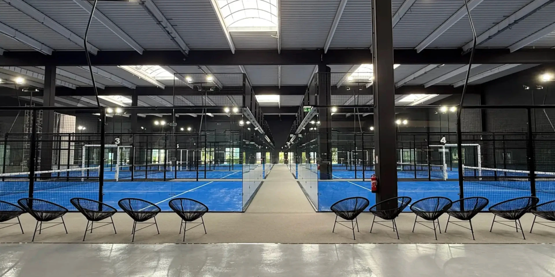 Terrains de padel indoor panoramiques du Padel AC à Roissy